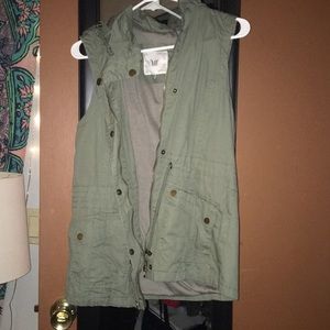 Sleeveless, army green vest/jacket